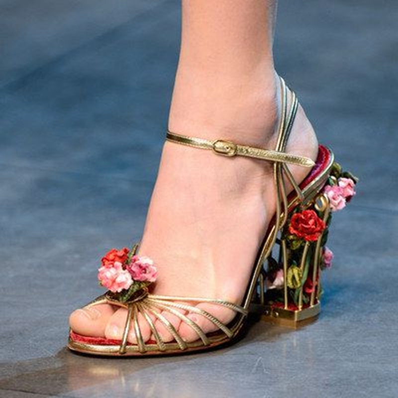 Strappy Heeled Sandals - 高級鳥かご女性サンダルゴールドメタリックレザーストラップサンダル花花アンクルストラップ祝う花嫁パーティーシューズ 8.5 センチメートル