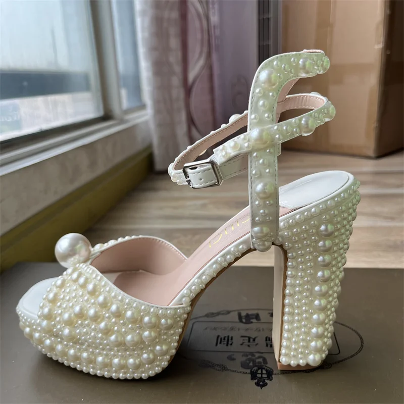 Women Shoes Waterproof - 高級ブランドの女性の靴完全手作りパール厚いヒールサンダル結婚式の花嫁宴会ファッション防水プラットフォームハイヒール